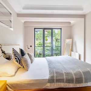 New And Modern Flat With Sea View شقة